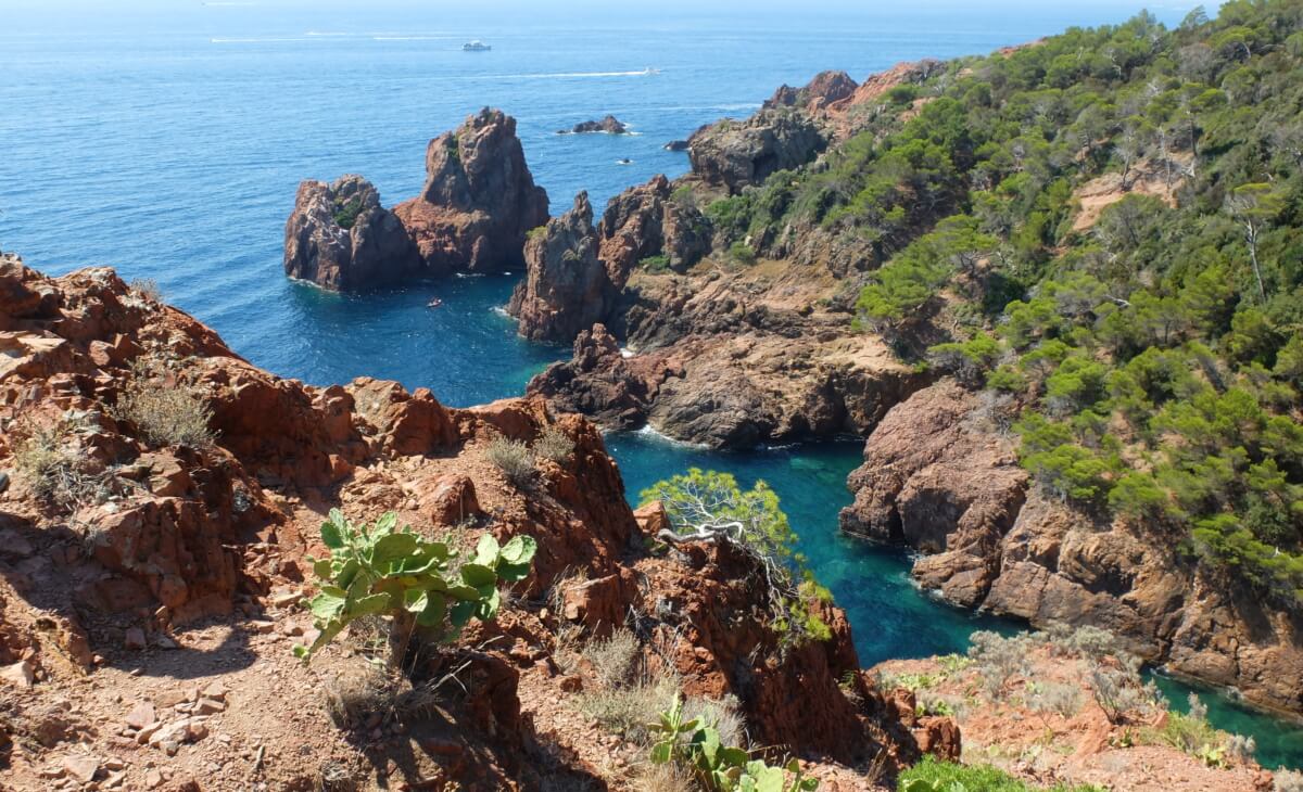 Crique au bord de la méditerrannée à Anthéor