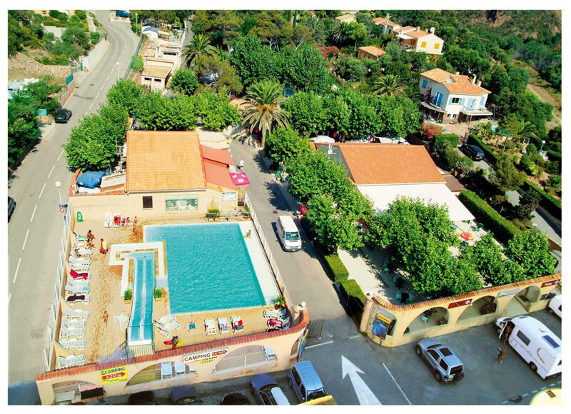 Vue du ciel sur la piscine du Camping Azur Rivage à Saint-Raphaël