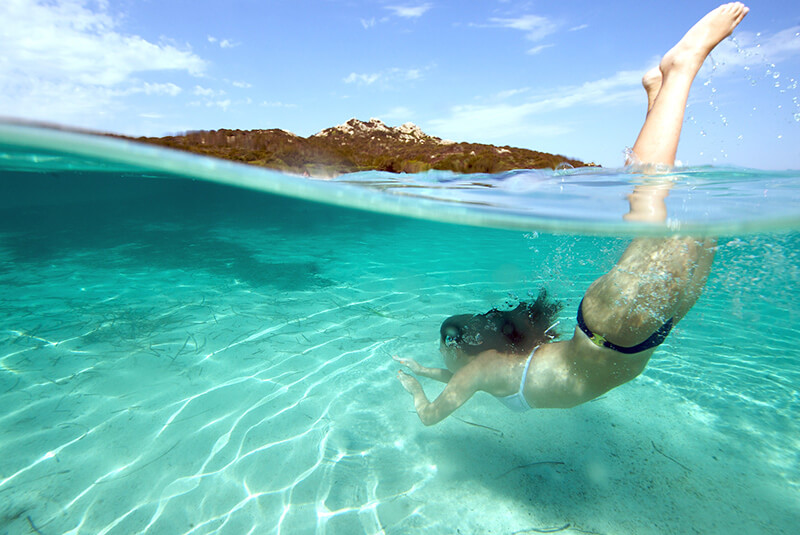 Plongeon dans la mer d'une plage à Saint-Raphaël